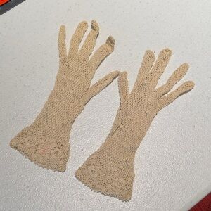 Elegant Cream Lace Gloves